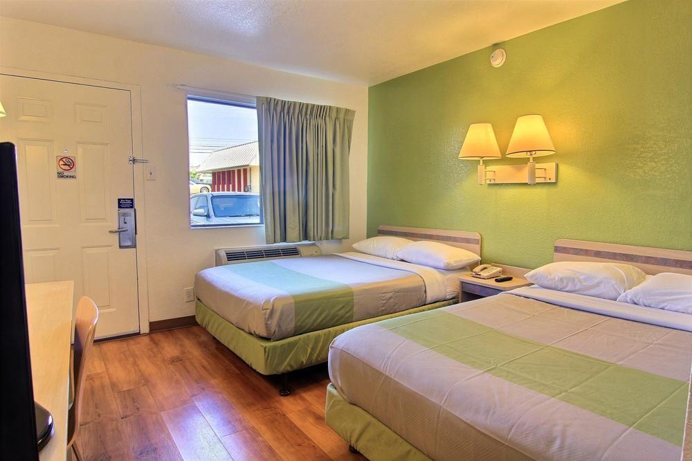 Hotel 6-austin, Tx - Airport - South 2*