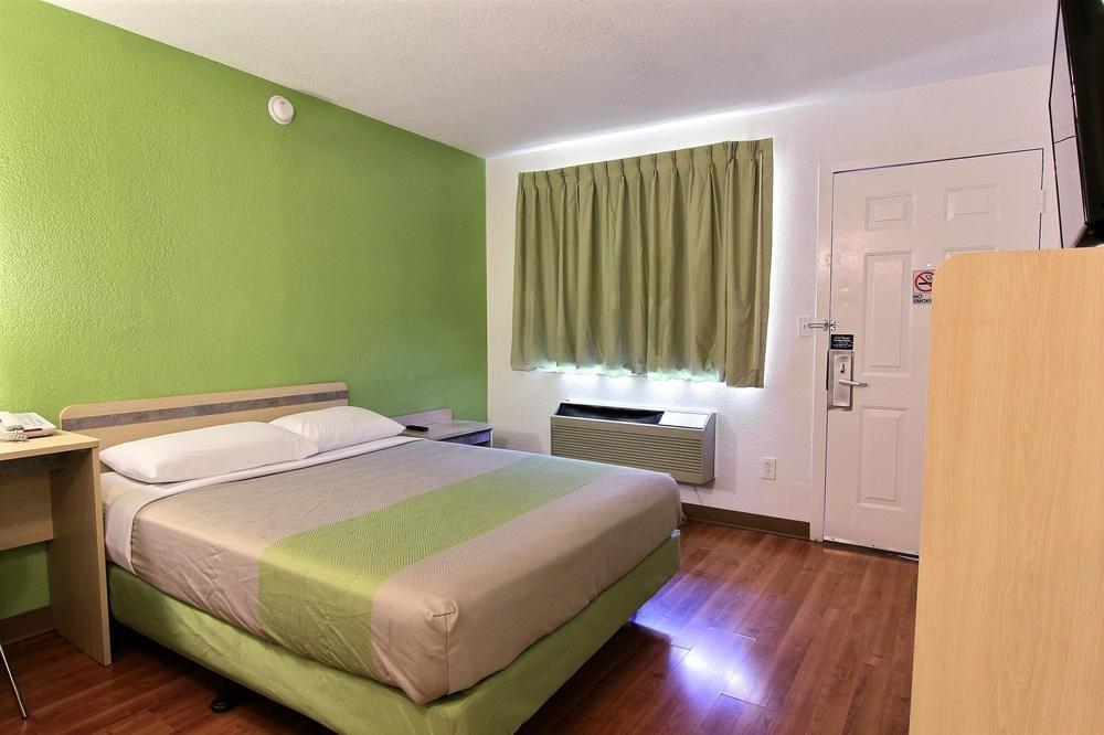 Hotel 6-austin, Tx - Airport - South 2*