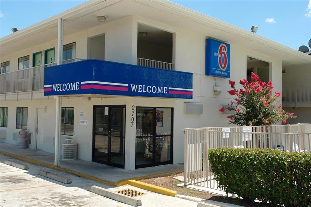 Hotel 6-austin, Tx - Airport - South